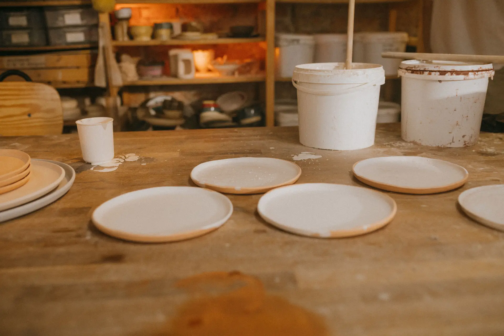 Finishing the surface of a ceramic object